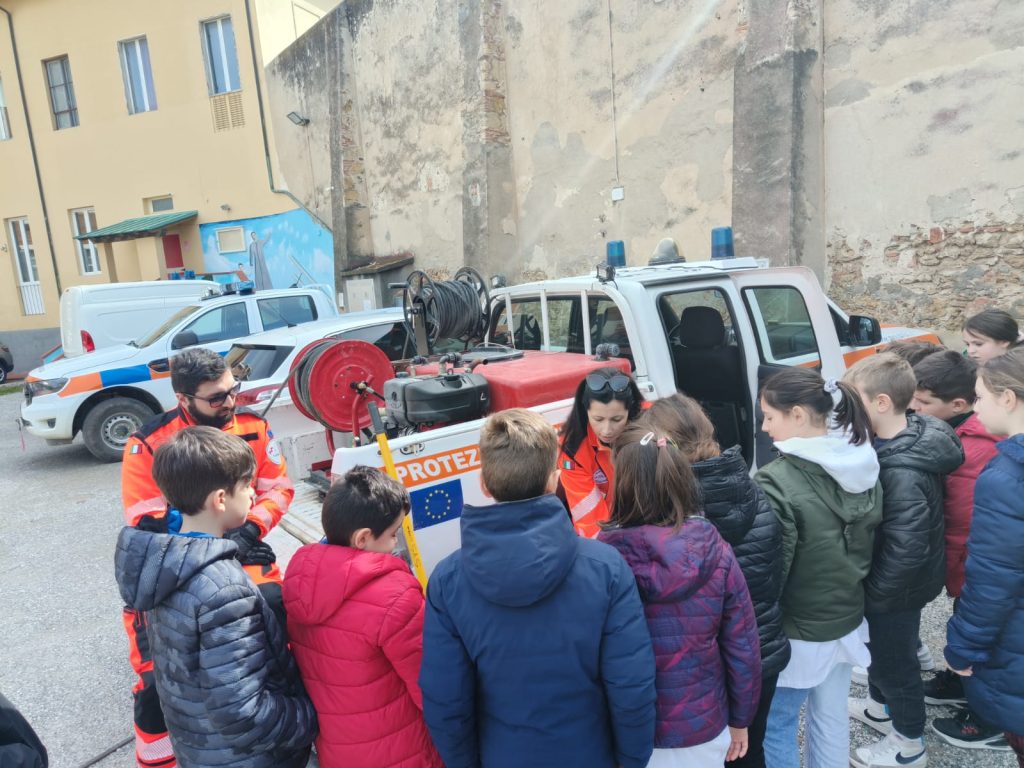 Esercitazione all'esterno con volontari del servizio antincendio e bambini